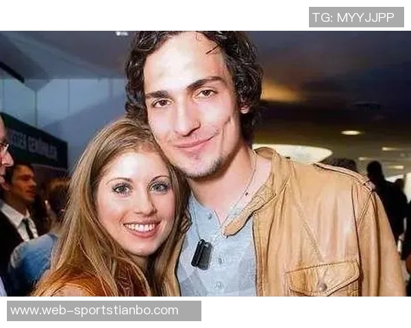 胡梅尔斯水瓶贴新闻揭示心声:20多岁渴望婚姻与家庭生活 胡梅尔斯水瓶贴新闻揭示心声:20多岁渴望婚姻与家庭生活